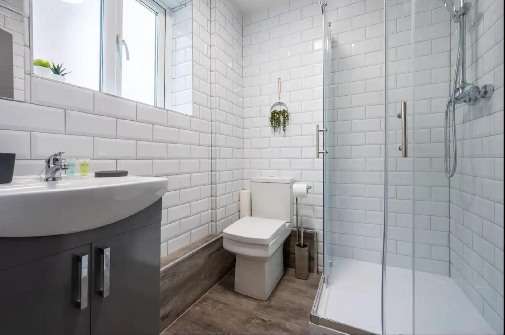 Stunning One Bedroom Apartments Near Shops & Central Cardiff Exterior foto