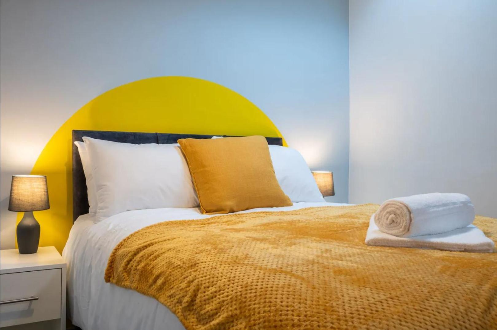 Stunning One Bedroom Apartments Near Shops & Central Cardiff Habitación foto