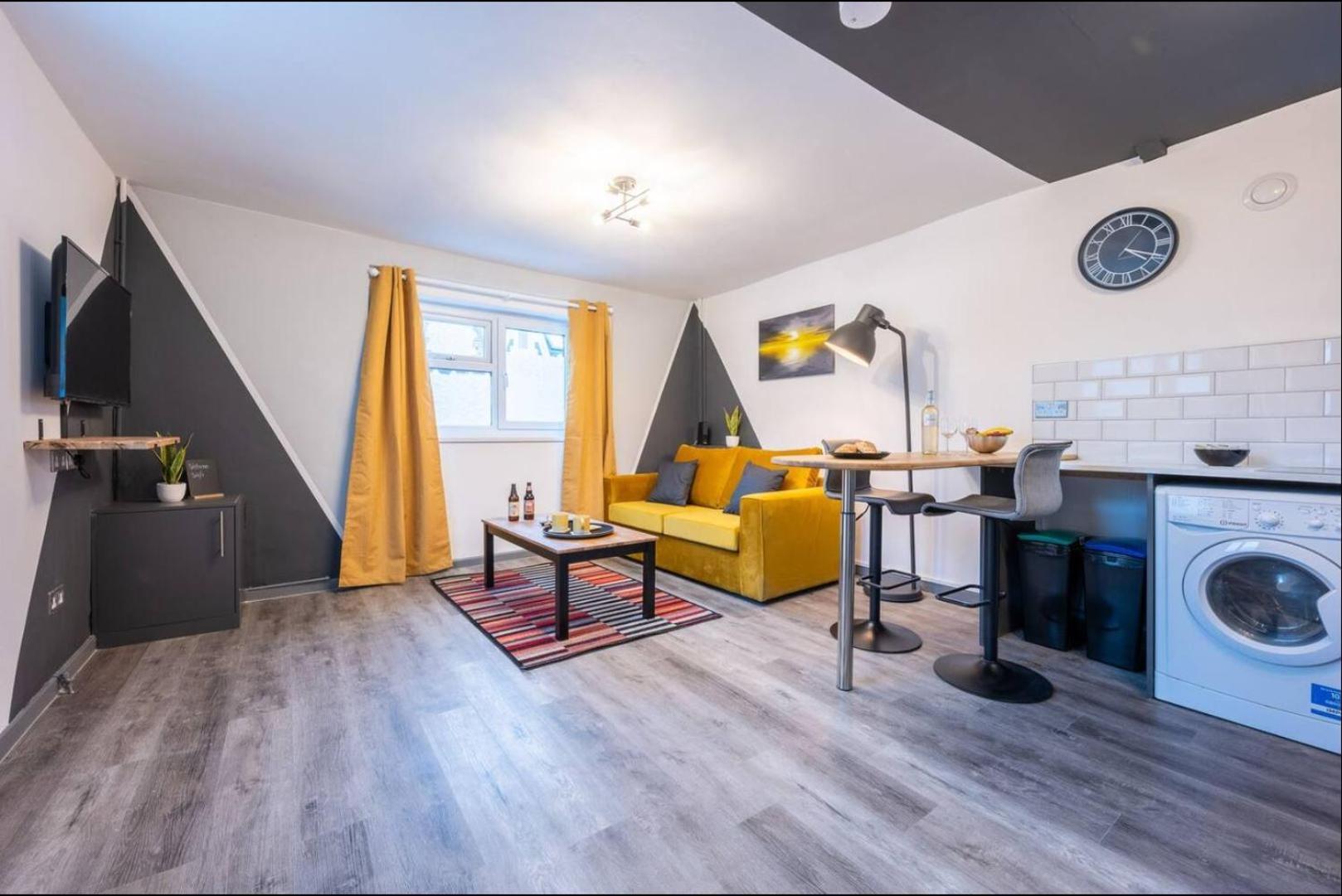 Stunning One Bedroom Apartments Near Shops & Central Cardiff Habitación foto
